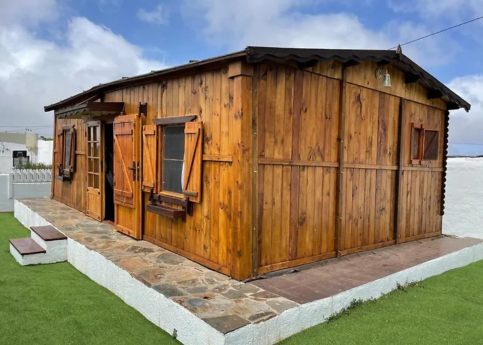 Agradable Mini Casa De Madera Con Jardin Amplio