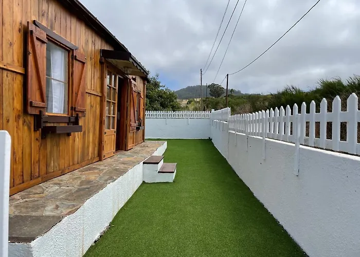 Agradable Mini Casa De Madera Con Jardin Amplio