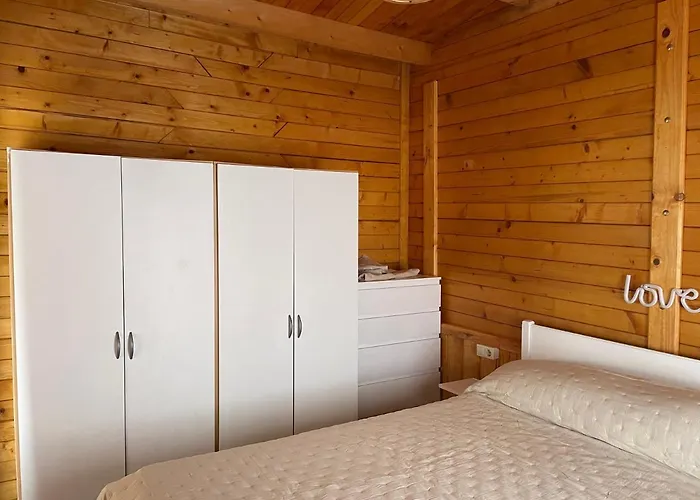 Agradable Mini Casa De Madera Con Jardin Amplio