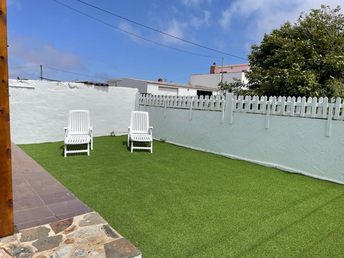 Agradable Mini Casa De Madera Con Jardin Amplio