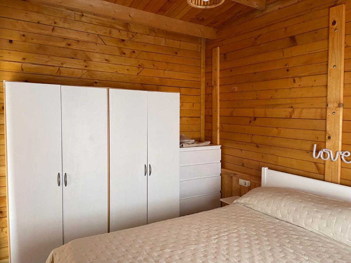 Agradable Mini Casa De Madera Con Jardin Amplio Chalet